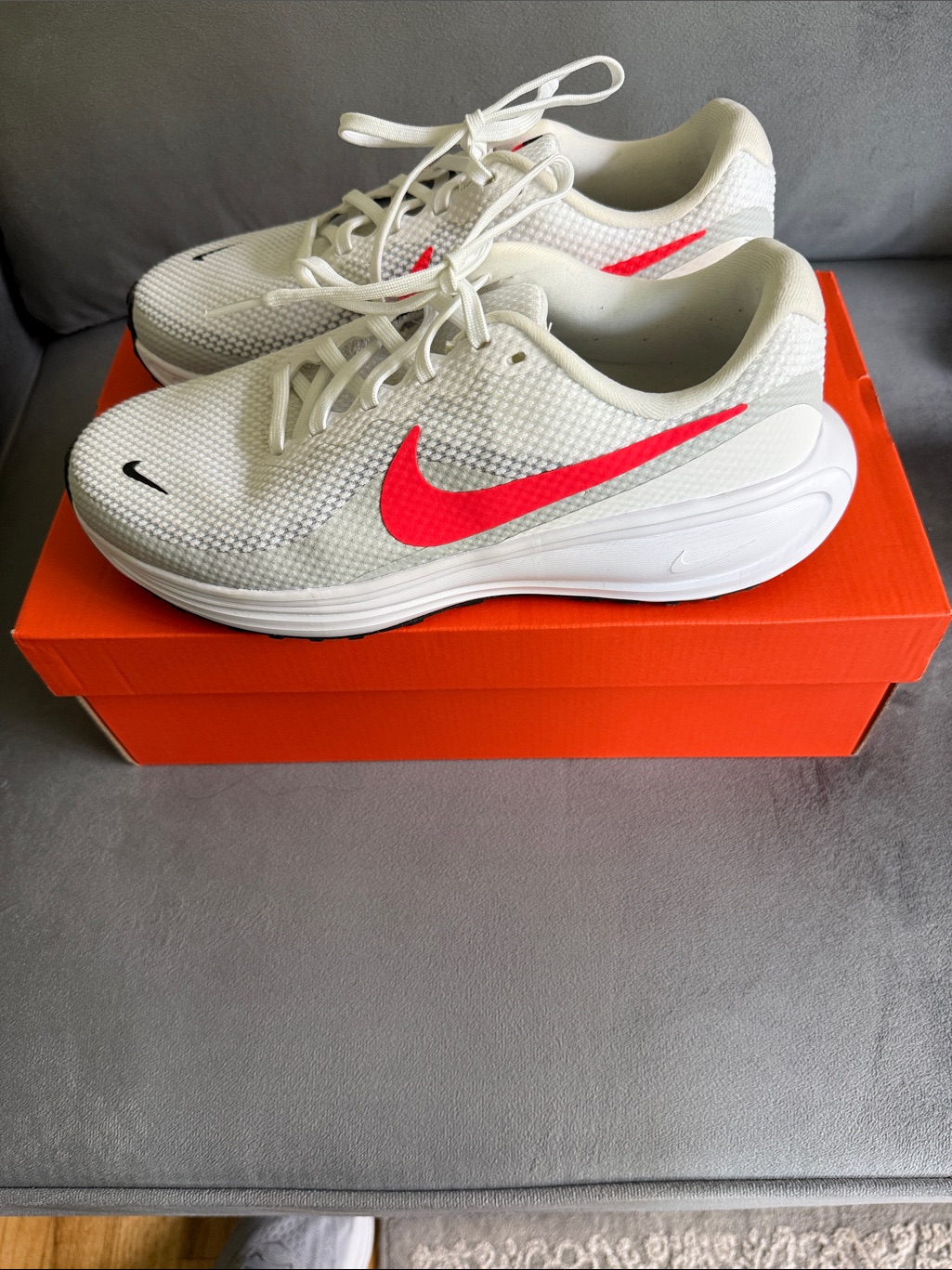 Euc!! Nike Mens Revolution Sneaker, 8 Wide In White With Bright Crimson Swoosh
